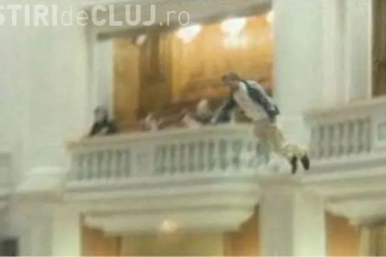 Miracol de Craciun : Adrian Sobaru, care s-a aruncat de la balconul Parlamentului, este in afara oricarui pericol