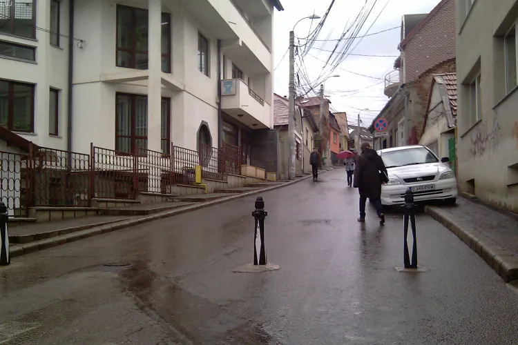 Accesul auto este interzis pe strada Piezisa. Primaria a montat stalpi mobili!