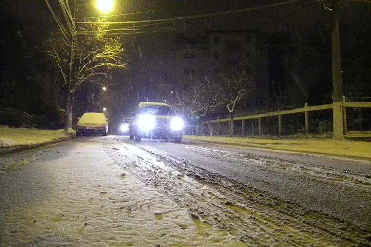 Strazile din Cluj Napoca nu sunt curatate de zapada! Soferii arata cu degetul spre primarie - VIDEO si FOTO