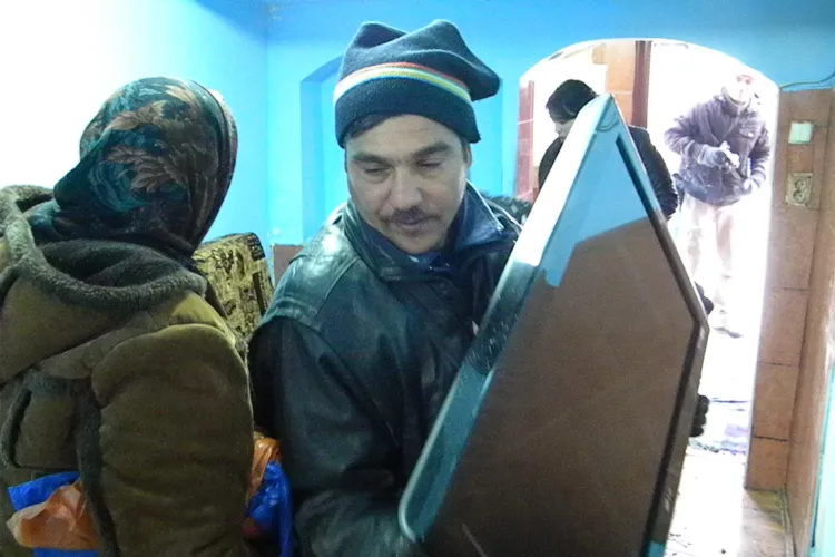 Cu plasmele in spate si mobila in camioane, tiganii de pe strada Coastei se muta la Pata Rat - VIDEO si Galerie FOTO