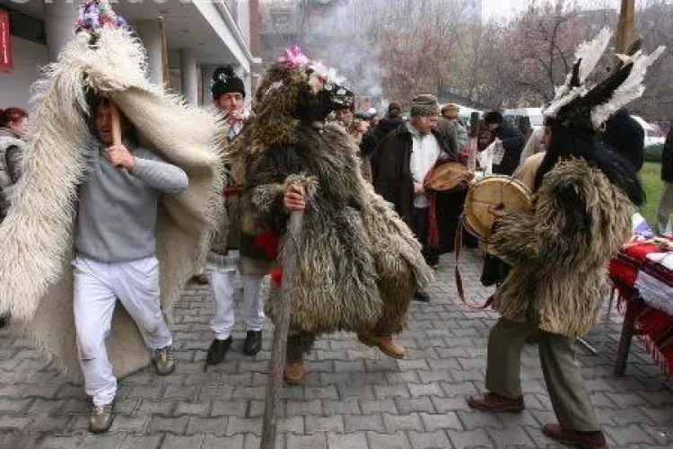 Colindatorii stradali veniti din Moldova, amendati de primaria Cluj Napoca si trimisi la "pachet" acasa