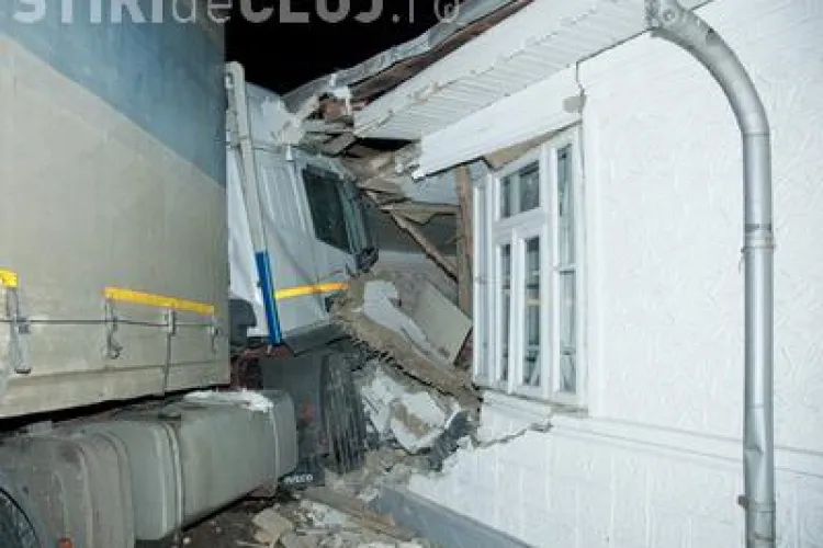 Un TIR a "demolat" o casa din Turda! Proprietarul a scapat cu viata ca prin minune - VIDEO