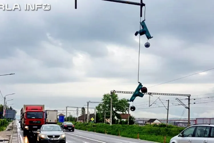 Un taximetrist a dărâmat semafoarele de la Jucu. S-a ”înfipt” cu mașina în stâlp FOTO