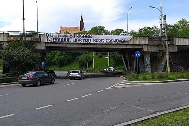 Suporterii U Cluj, banner pe podul de la Calvaria. Începe FEBRA promovării - FOTO