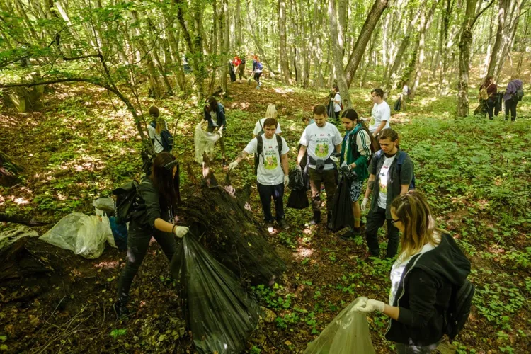 Studenții clujeni au adunat zeci de saci de gunoaie în Pădurea Făget, de Ziua Mediului FOTO