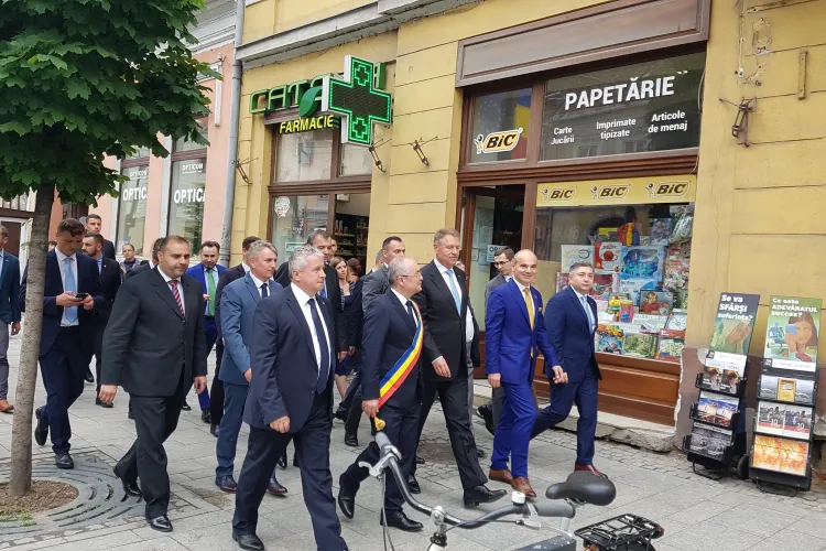 Eșec la baia de mulțime a lui Iohannis de la Cluj. S-a lovit de normalitatea clujenilor - VIDEO