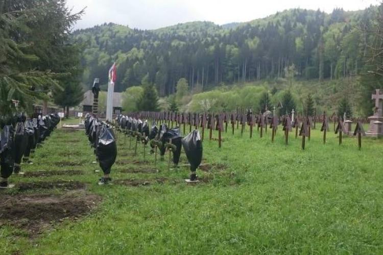 Crucile eroilor români acoperite cu pungi de gunoi de etnici maghiari - VIDEO