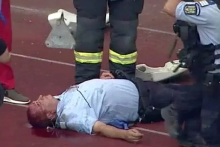 Momentul în care jandarmul a fost lovit in cap cu un scaun la meciul U Cluj - Hermannstadt - VIDEO