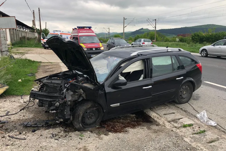 Accident cu două victime la Livada. Unui șofer i-a explodat roata la mașină FOTO