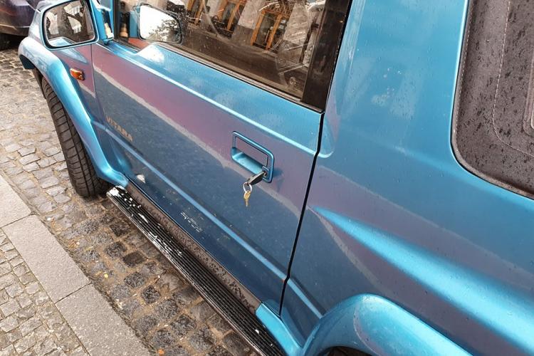 Încă un semn de normalitate la Cluj! Un șofer și-a uitat cheile în portieră și nimeni nu s-a atins de ele o zi întreagă FOTO