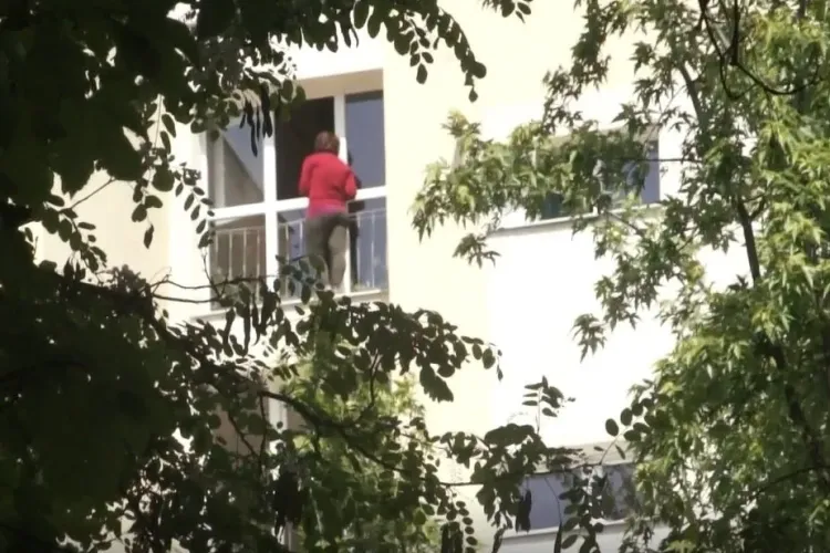 Detalii de la operațiunea de salvare a clujencei care a vrut să sară de la etajul 10. Cum a convins-o un polițist să se dea jos