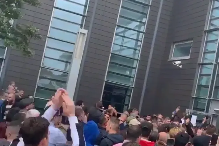 În Slough, Marea Britanie, a dispărut o ștampilă. Votul oprit. Oamenii scandează - VIDEO