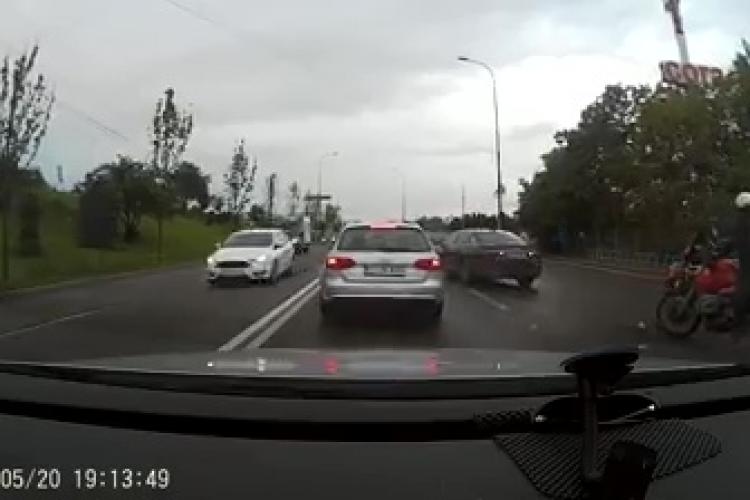 Caz halucinant în Cluj, lângă Podul N. Un șofer bucureștean a lovit INTENȚIONAT un motociclist - VIDEO