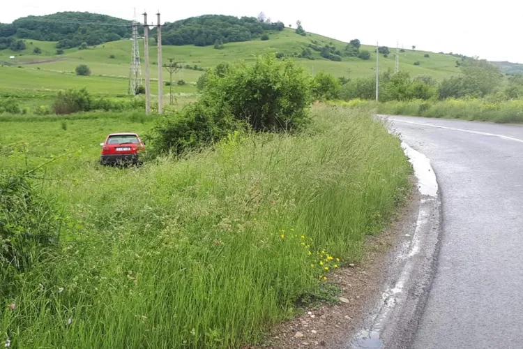 CLUJ: Șofer reținut de polițiști după ce a cauzat un accident și a ”sărit” cu mașina într-un câmp. Era RUPT de beat și nu avea permis FOTO