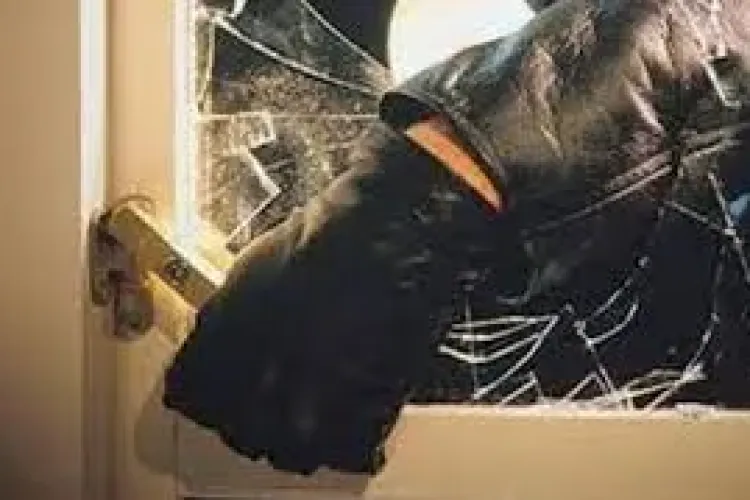 Spărgător de locuințe, prins de polițiștii clujeni. Și-a prădat proprii vecini