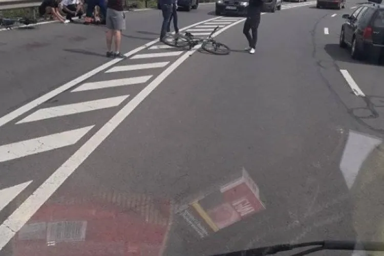 Biciclist autoaccidentat pe dealul Feleacului, în curba morții - FOTO