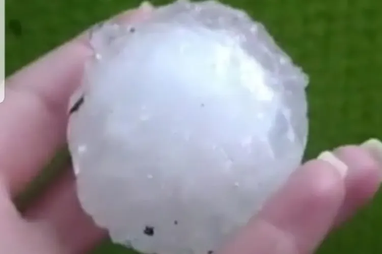 Grindină cât oul de găină la Zalău. A fost alertă de tornadă la Jibou - VIDEO