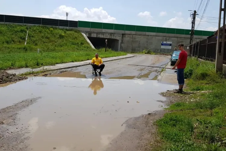 Gilăul este condus de un primar inexistent. Oamenii au ajuns să pescuiască în bălțile create de inundații - FOTO