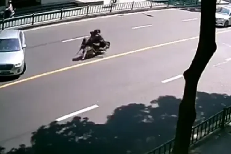 Accident bizar cu un scuter. Urmăriți clipul până la final - VIDEO