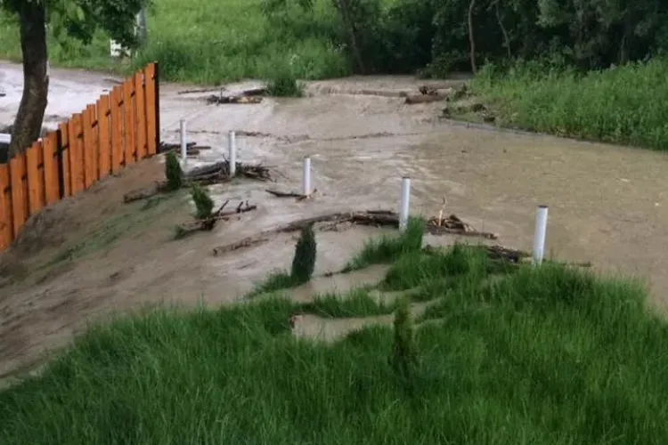 Strada Câmpului a fost inundată vineri seara - FOTO