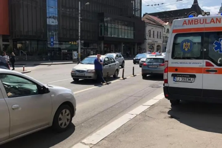 La un pas de tragedie în centrul Clujului! Un pieton care traversa neregulamentar a fost acroșat de mașină FOTO