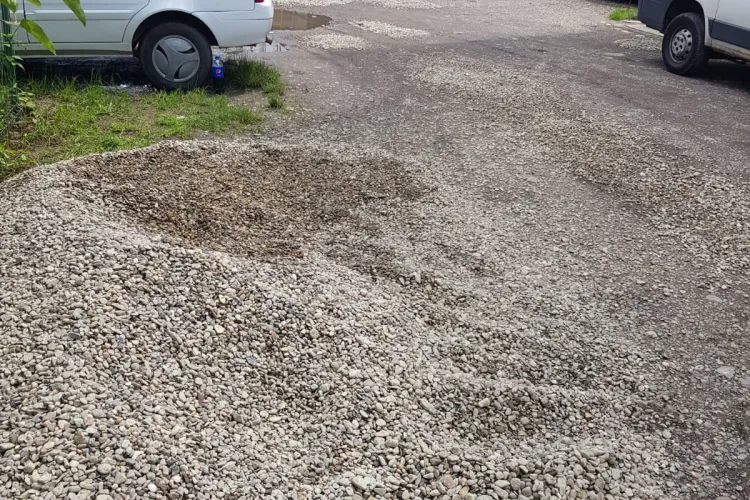 Sătul de minciuni, un clujean s-a apucat singur să repare strada din spatele blocului - FOTO