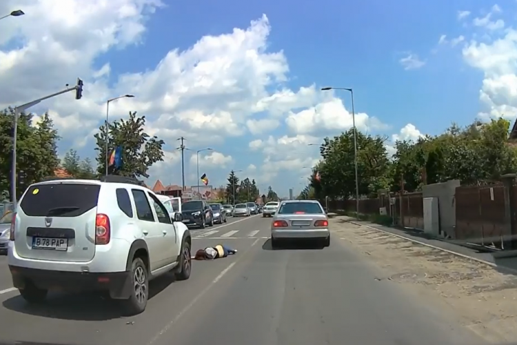VIDEO ȘOCANT - O femeie s-a lovit de un autoturism in Floresti. Trecea DN1 în fugă. Totul a fost FILMAT