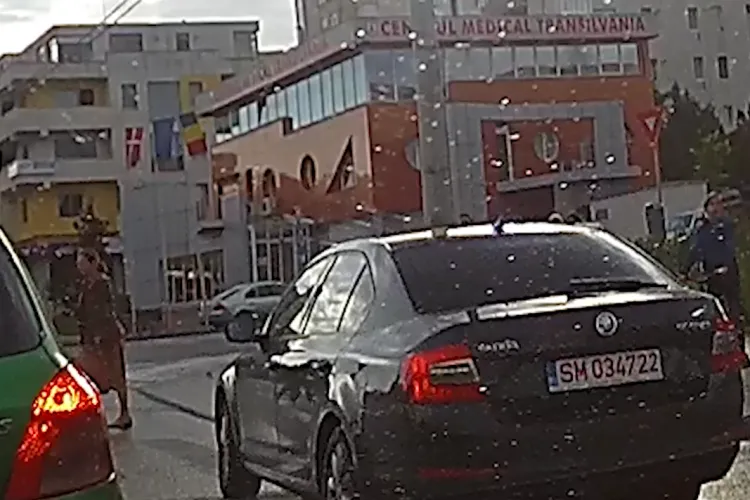 Banda de pe Observatorului pentru viraj pe Viilor, folosită de un șmecheraș sfidător de pietoni - VIDEO