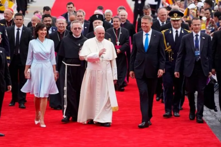 Critici pentru rochia purtată de Carmen Iohannis la primirea Papei Francisc. Cine a creat-o - FOTO