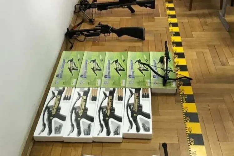 Arbalete confiscate de polițiștii clujeni de la un britanic de 71 de ani. Voia să le vândă la negru FOTO