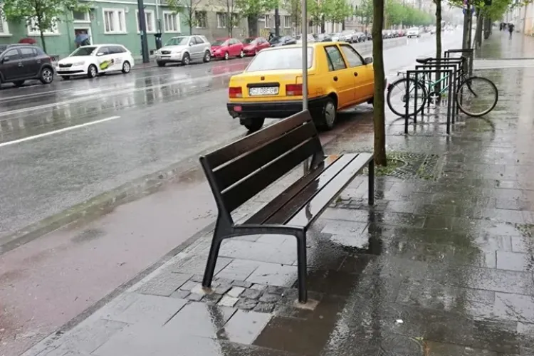 Accident dur FILMAT pe strada Horea! Pieton lovit pe trecea de pietoni - VIDEO