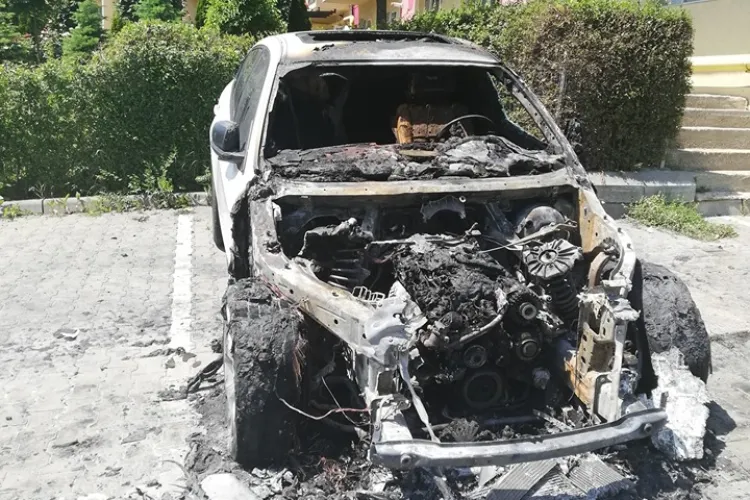 BMW incendiat în Baciu! Se pare că e vandalism - FOTO