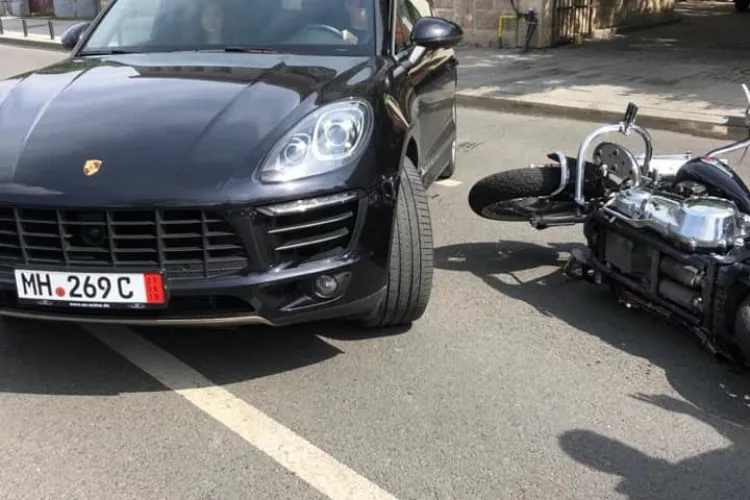 Accident pe strada Avram Iancu. I-a tăiat calea unui motociclist, dar a scăpat fără probleme - FOTO