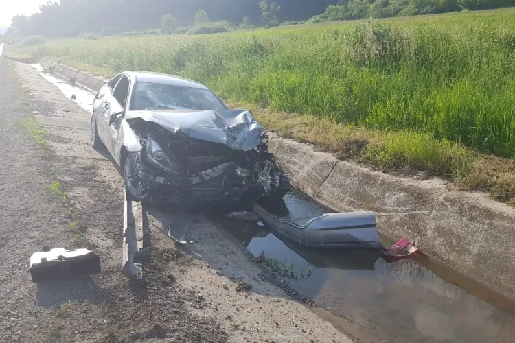 Accident la Huedin! Ambele masini proiectate in afara drumului - FOTO