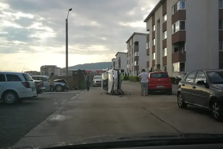 Accident între blocuri în Florești! A reușit să se răstoarne - FOTO