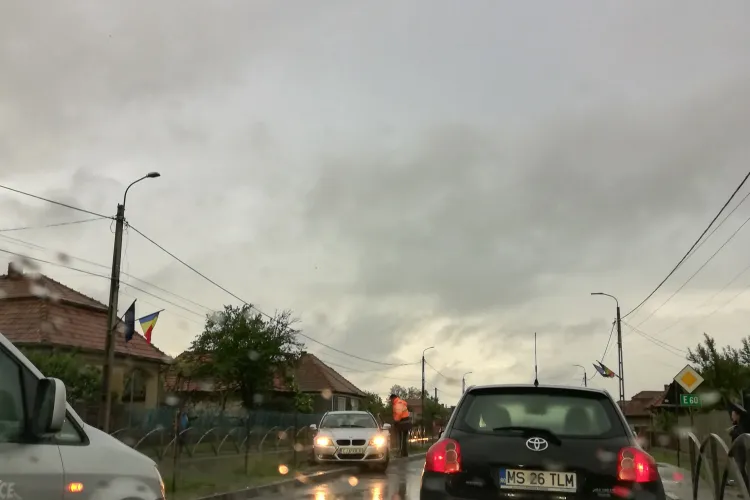 Accident la Tureni! Doi șoferi au lovit bordurile de pe mijlocul drumului - VIDEO