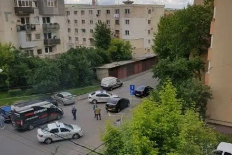 Geamantan suspect pe strada Cojocnei din Cluj-Napoca, lângă o mașină. S-a temut să nu fie aruncat în aer?