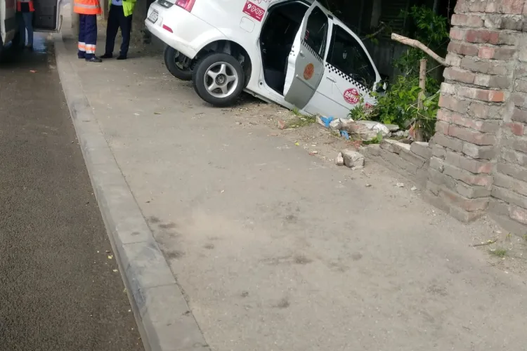 Un taxi a gresit curba pe strada Oașului - FOTO