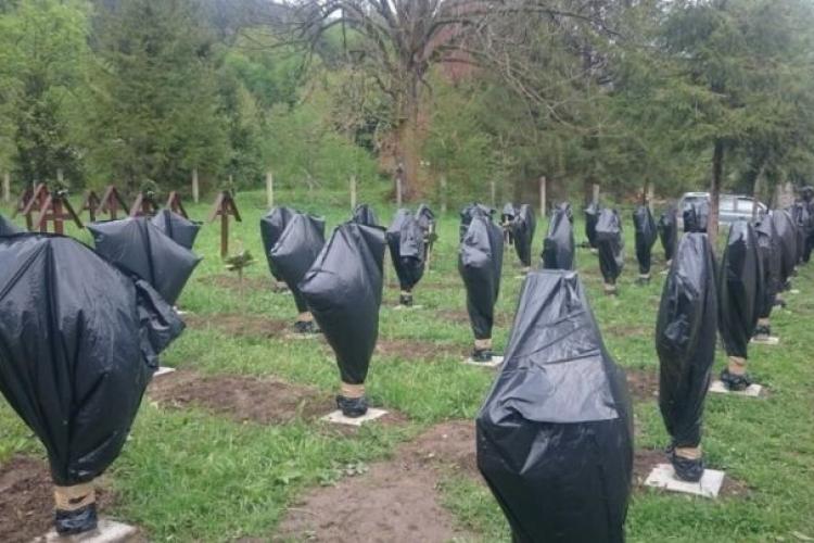 Percheziții de amploare în Bacău și Harghita, în cazul mormintelor soldaților români acoperite cu saci de gunoi 