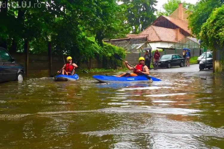 Strada Alexandru Borza este un lac. În trecut, s-au dat și cu caiacul în baltă - FOTO
