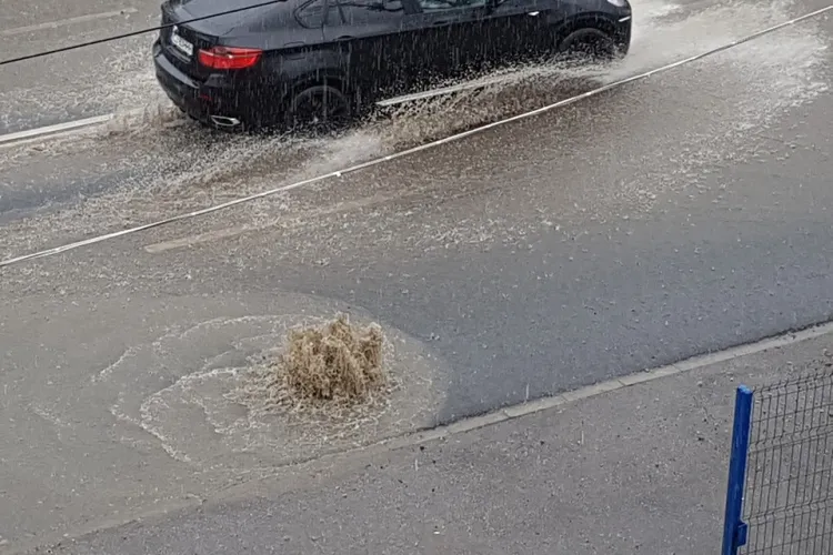 Canalele s-au transformat în arteziene pe strada Frunzișului - VIDEO