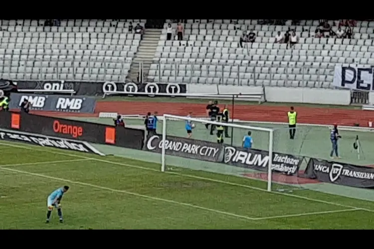 Bataie la meciul lui U Cluj. Un suporter a intrat pe teren la meciul U Cluj - Hermannstadt - VIDEO