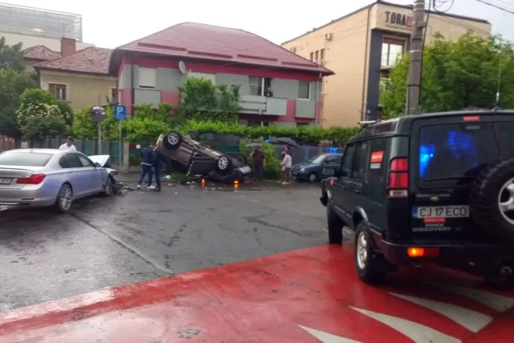 Accident pe Calea Turzii! Autoturism proiectat într-un gard de un BMW nervos - VIDEO