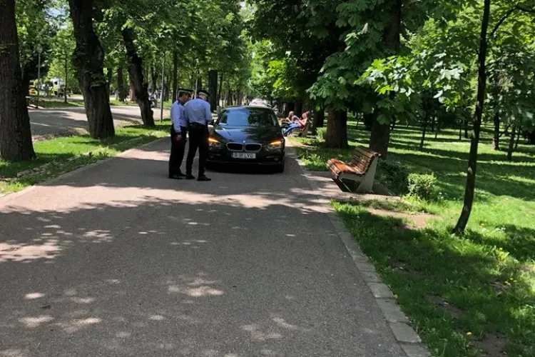 Cluj-Napoca: Boss -ul și-a lăsat mașina pe avarii în Parcul Central - FOTO
