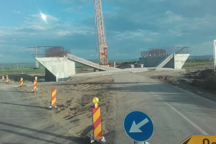 Viaduct prăbușit pe autostrada Turda - Sebeș: Dimineața a fost montat și după câteva ore s-a prăbușit totul - FOTO
