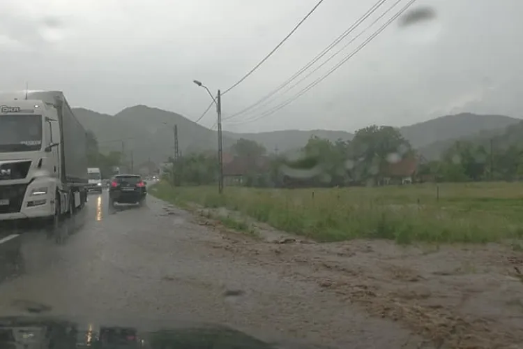 Atenție, șoferi! Inundații la Negreni, spre Oradea FOTO