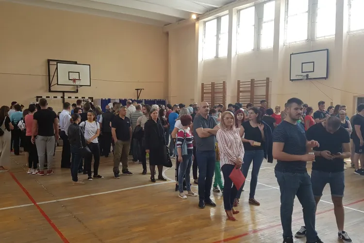 Vot MASIV la Cluj. Sunt cozi uriase - VIDEO