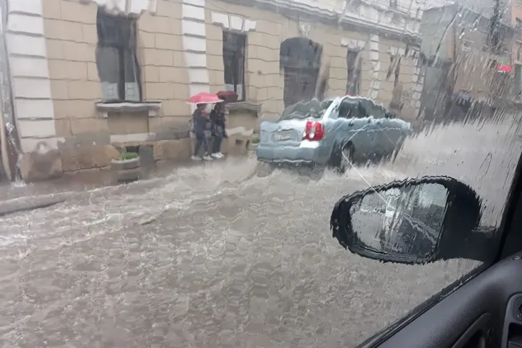 Strada Clinicilor sub apă! Furtuna a făcut ravagii la Cluj - VIDEO