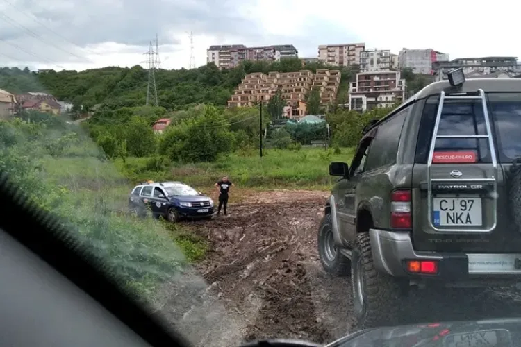 Cluj-Napoca: Ce de la Rescue 4x4 au scos doi șoferi din noroaiele Clujului - FOTO