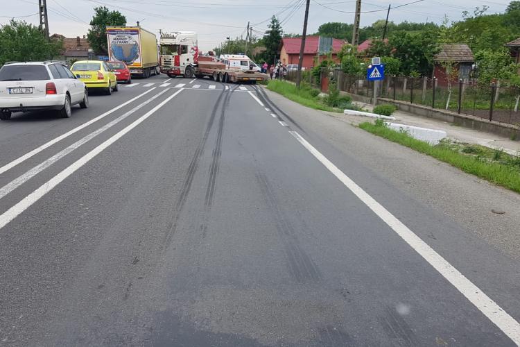 Clujeancă lovită de TIR, la Fundătura. Traversa strada pe trecerea de pietoni FOTO